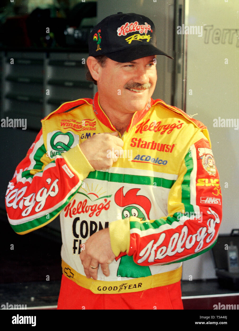 Terry Labonte in der Garage an der Südlichen 500 Am 6. September 1998 bei Darlington Raceway. Stockfoto