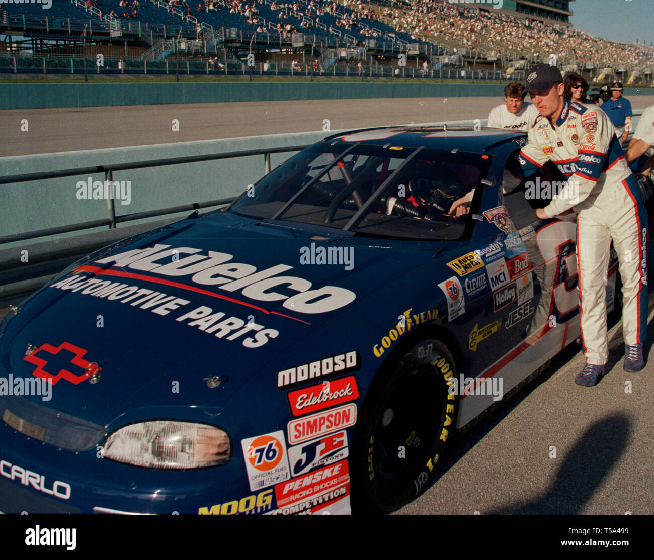 Dale Earnhardt Jr. schiebt seinen Wagen auf Pit road an der Homestead-Miami Speedway im November 1998. Stockfoto