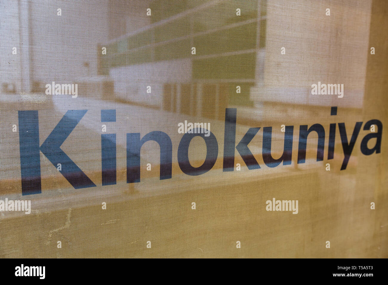 Die Buchhandlung Marke "Kinokuniya' eingebettet auf einem gedämpften Farben blind, was verhindert, dass die Sonne in die Buchhandlung, um die Bücher zu beschädigen. Stockfoto