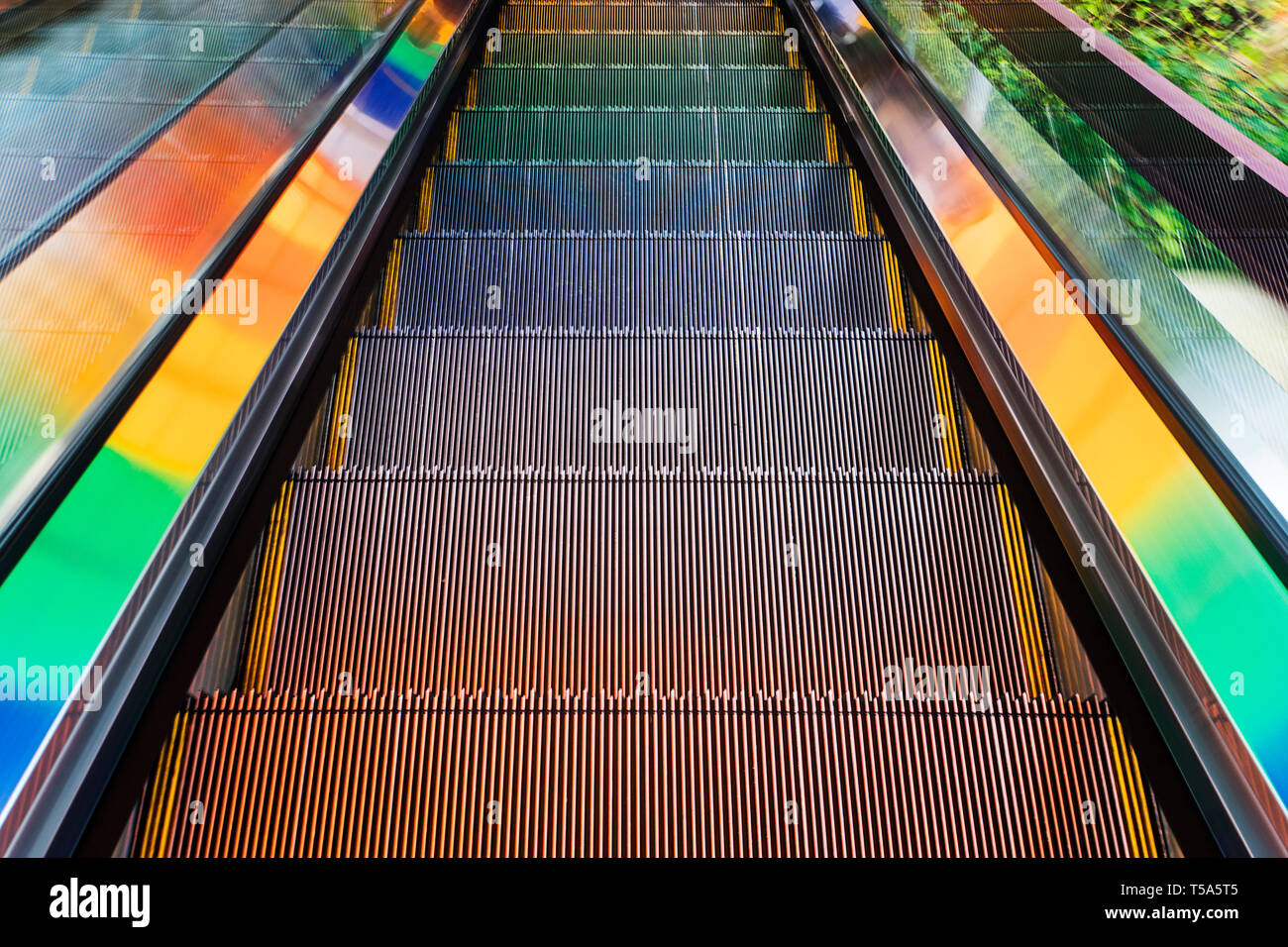 Metall Treppen eines leeren Rolltreppe. Bunte Schritte. Stockfoto