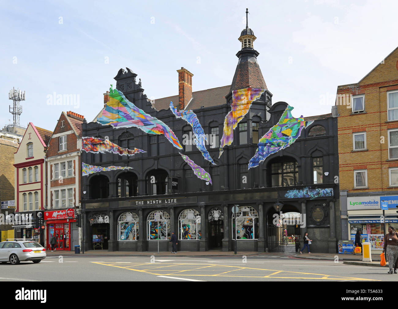 Das Neunte Leben Pub und Night Club in Catford, London, UK. Zeigt die distictive Schwarz lackierte viktorianischen Fassade einen muti-farbigen Schrägstriche. Stockfoto