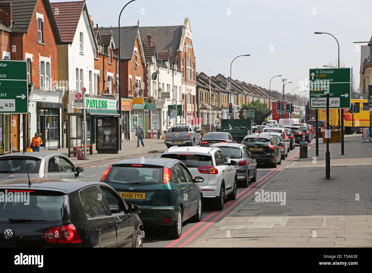 Viel Verkehr auf der South Circular Road in Catford, London, Stadtteil Lewisham, South London, Großbritannien Stockfoto