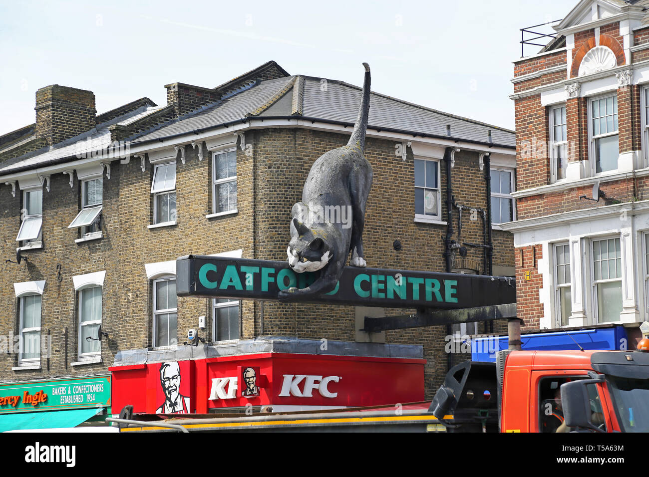 Eingang zum catford Center, eine Einkaufszone in Catford, London, UK. Zeigt die berühmte Katze, Skulptur, entworfen vom Architekten Denys Lasdun. Stockfoto