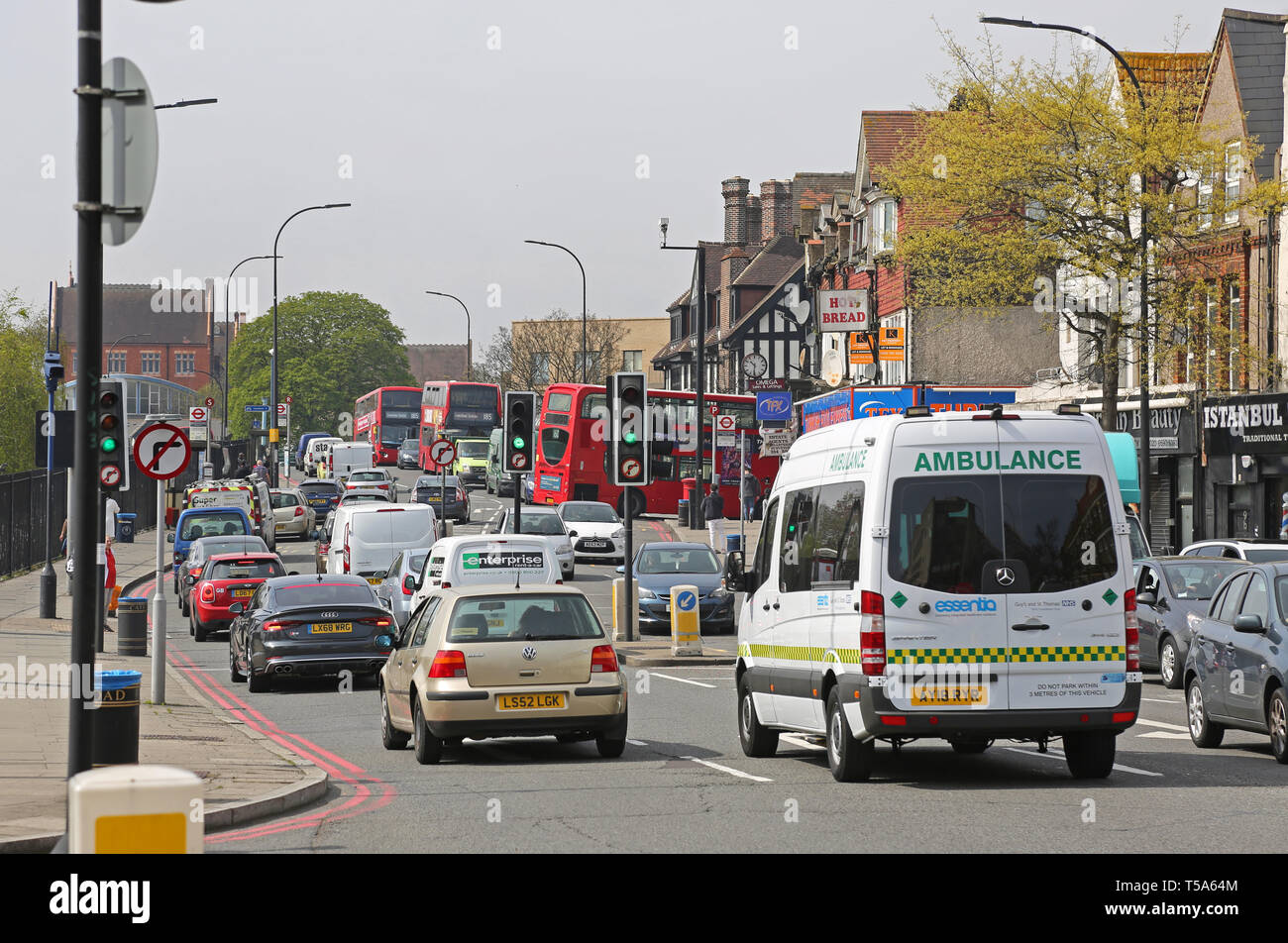 Viel Verkehr auf der South Circular Road in Catford, London, Stadtteil Lewisham, South London, Großbritannien Stockfoto