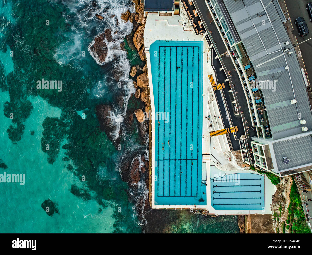 Antenne Drone schoss der Wellen auf dem Absturz zu Bondi Icebergs Rockpool Stockfoto