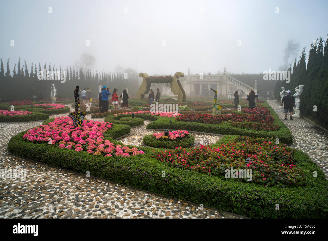 Danang, Vietnam - Januar 07, 2019: Touristen besuchen einen Blumengarten mit vielen bunten Blumen in Ba Na Hills Mountain Resort, Da Nang, Vietna Stockfoto