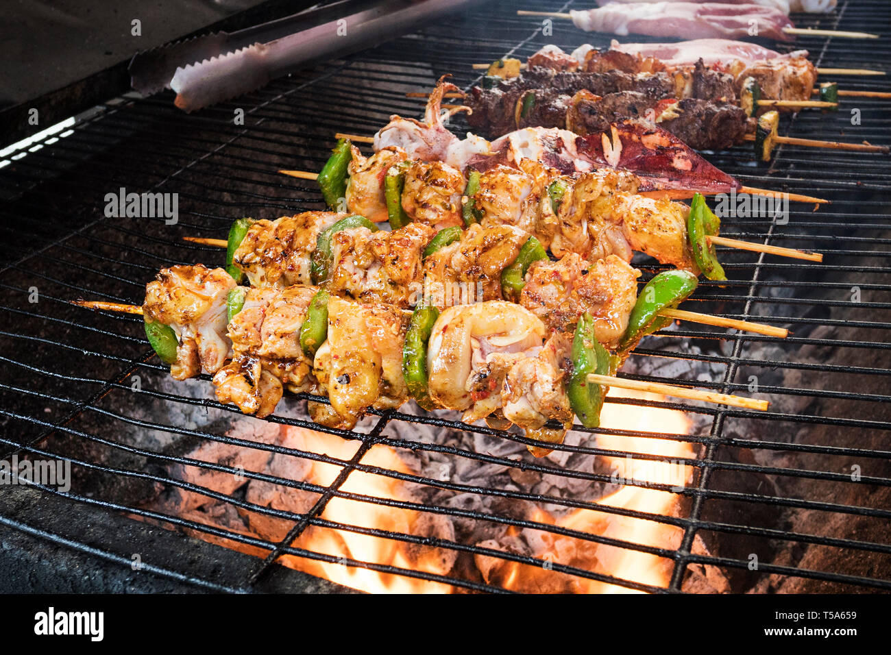Die selektive Fokus Schwein Grill Spiee auf Bambus. Grillen mit Gemse auf  dem Herd fr Grill, Thailand vietnamesischen und chinesischen f  Stockfotografie - Alamy