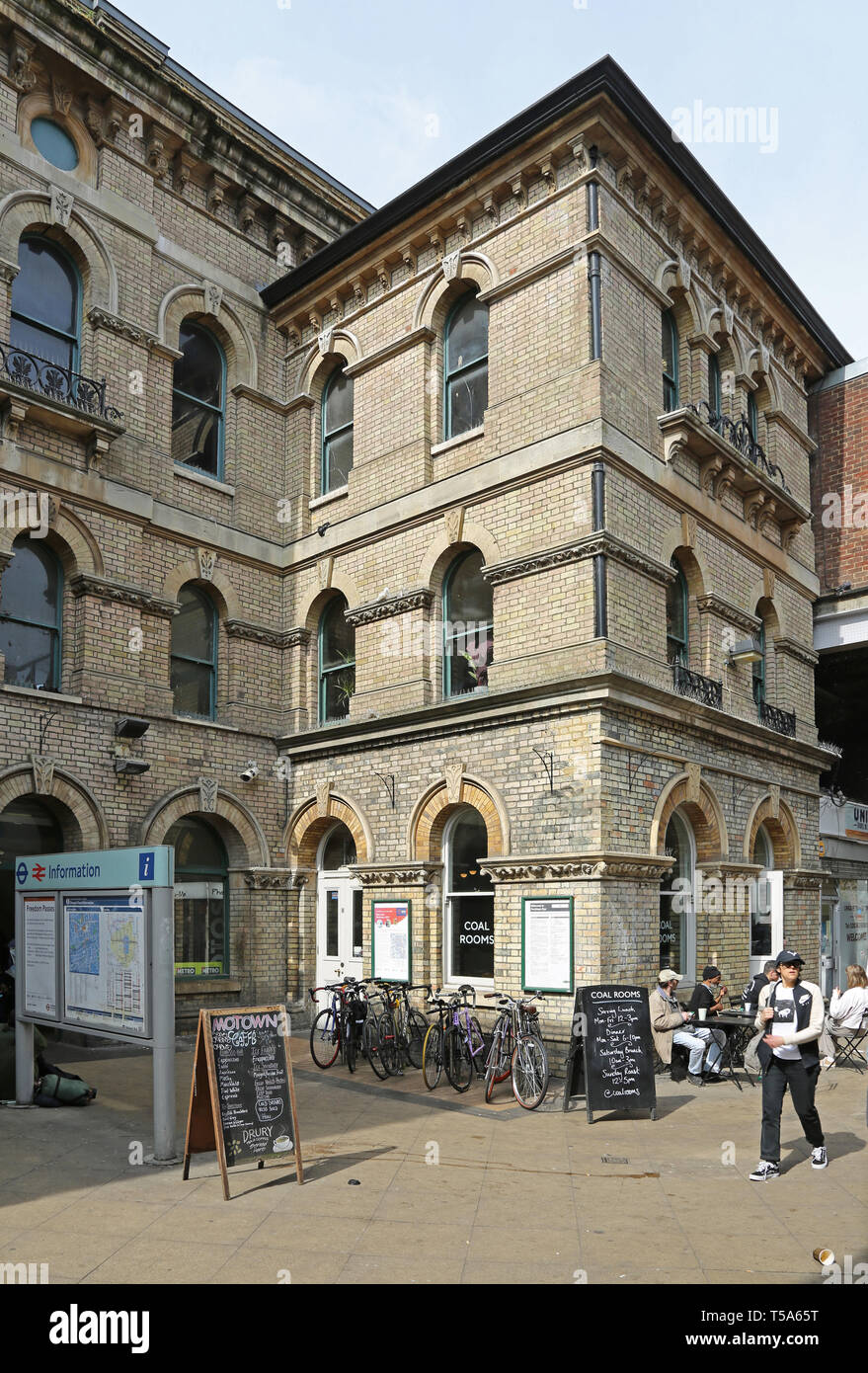 Eingang Peckham Rye Bahnhof in London, UK. Zeigt die neu eröffnete Kohle Hole Restaurant und Bar und Gosnels Mead bar. Stockfoto