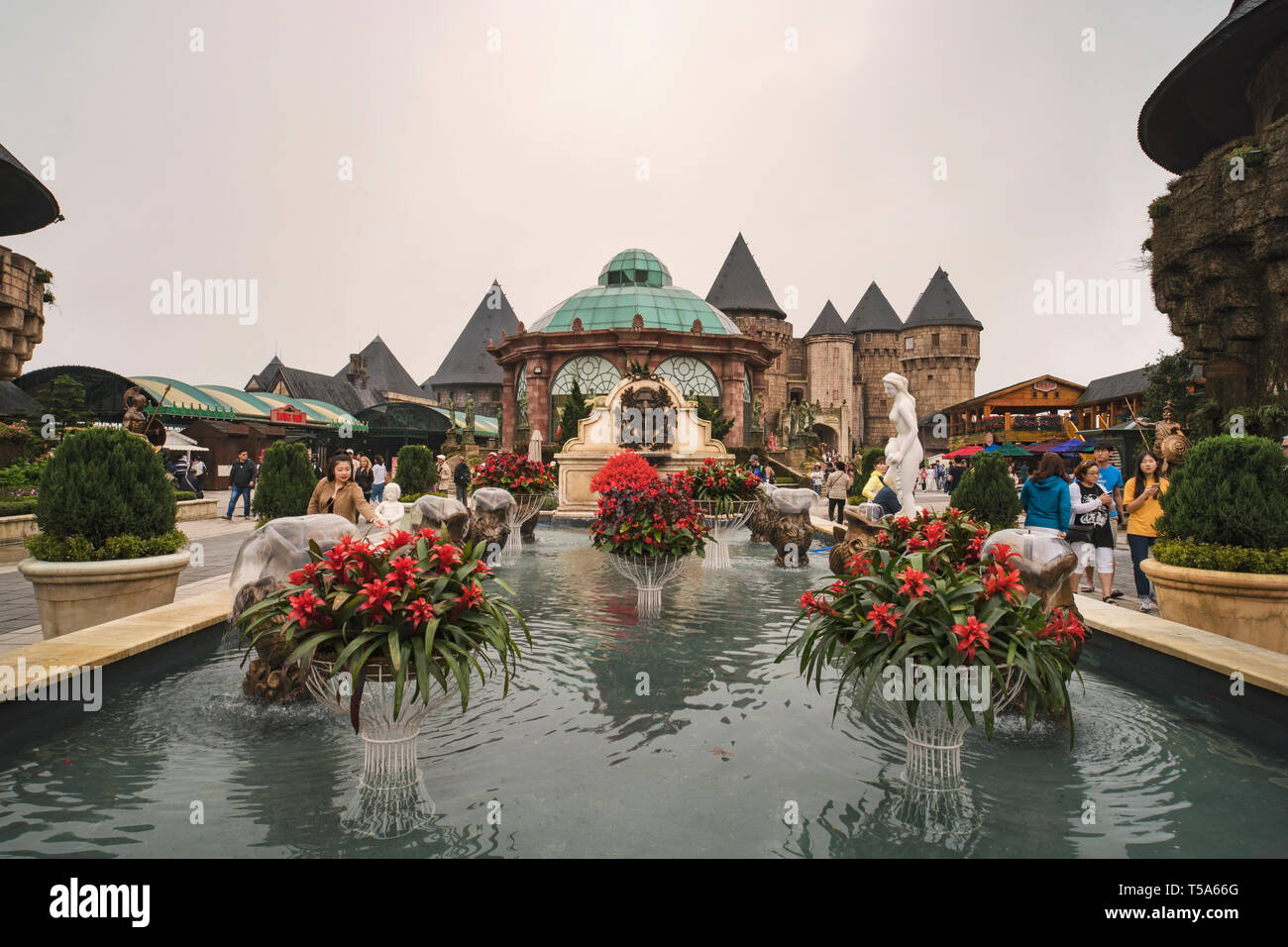 Touristen reisen in französischen Dorf auf Bana Hügel in Danang, Vietnam - Januar 07, 2019 Stockfoto