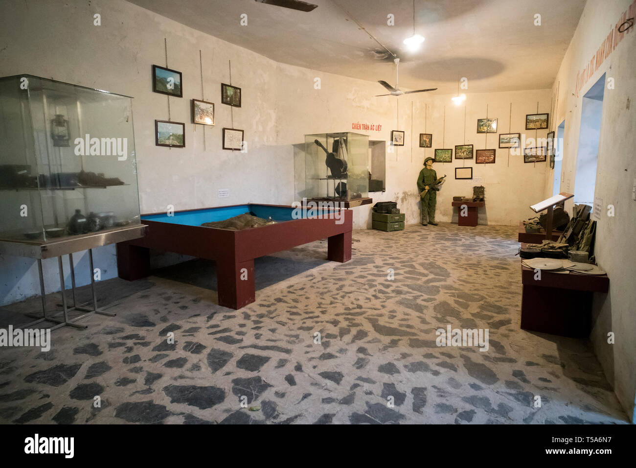 Insel Cat Ba, Lan Ha Bucht, Vietnam 09.01.2018: Cannon Fort. Gedenkzimmer historischer Ereignisse gun Beiträge Weltkrieg II, Französisch während der Indochina Krieg Stockfoto