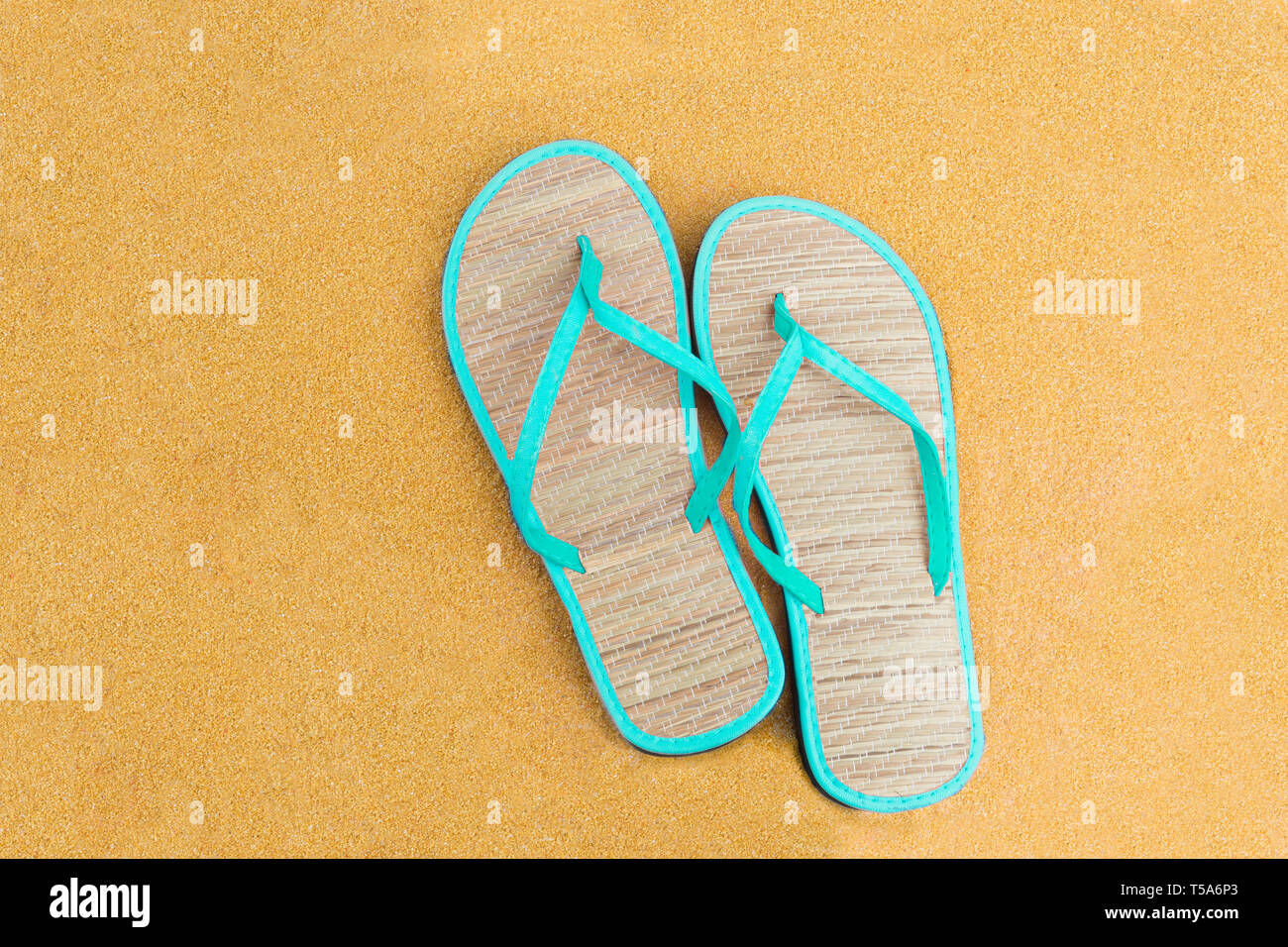 Hellblau flip Flips auf Sand für Urlaub Hintergrund Stockfoto