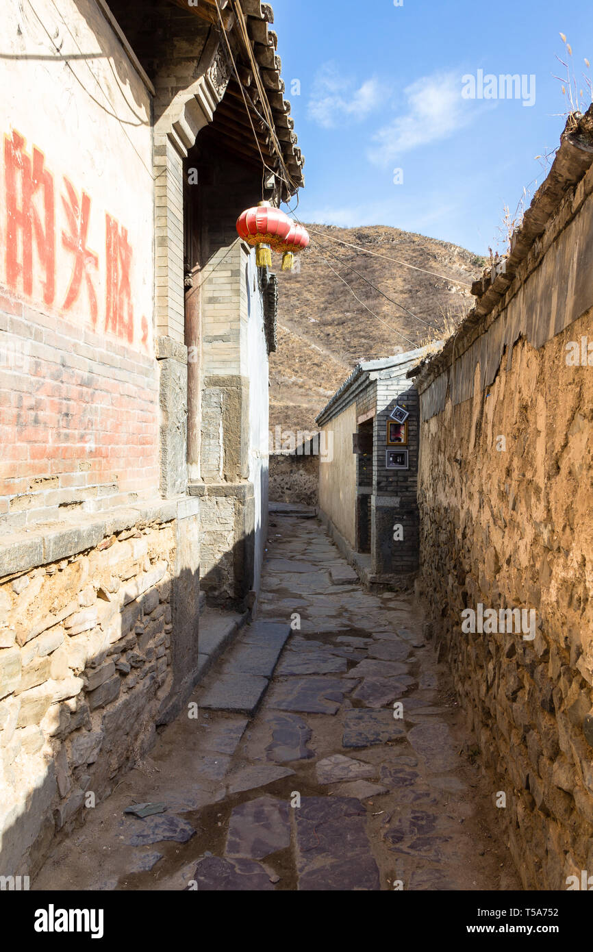 Mär 2014, Chuandixia, Hebei, China: Einige maoistische Slogans von der Kulturrevolution sind noch sichtbar an den Wänden dieser alten Ming Dynastie Villa Stockfoto