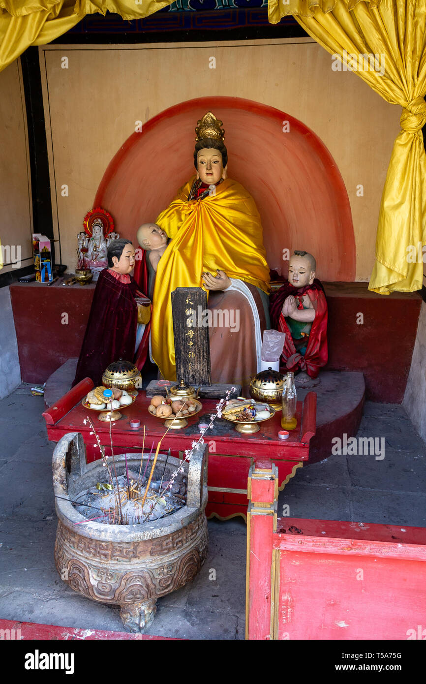 Mär 2014, Chuandixia, Provinz Hebei, China: das Innere eines kleinen Taoismus Schrein nicht weit vom Tempel in Chuandixia Guandi, einer alten Ming Dynastie v Stockfoto