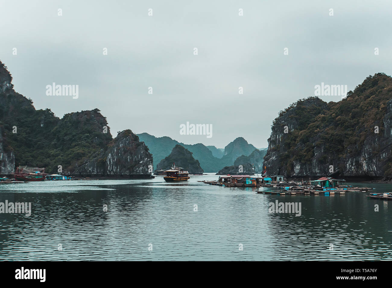 Schwimmende Fischerdorf in Halong Bay, Absteigend Dragon Bay, an den Golf von Tonkin auf das Südchinesische Meer, Vietnam. Landschaft geformt durch Karst Türme Stockfoto