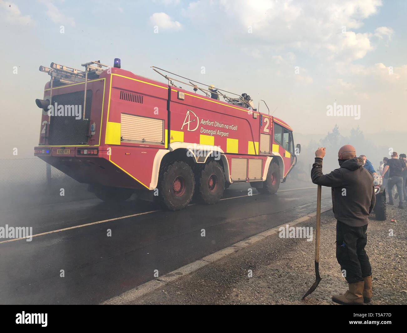 Ein feuerwehrauto aus Donegal Airport wurde eingebracht, um zu helfen, eine ginster Feuer, das eine Reihe von Häusern an der Gefahr am Montag in Kincasslagh, Co.donegal. Stockfoto