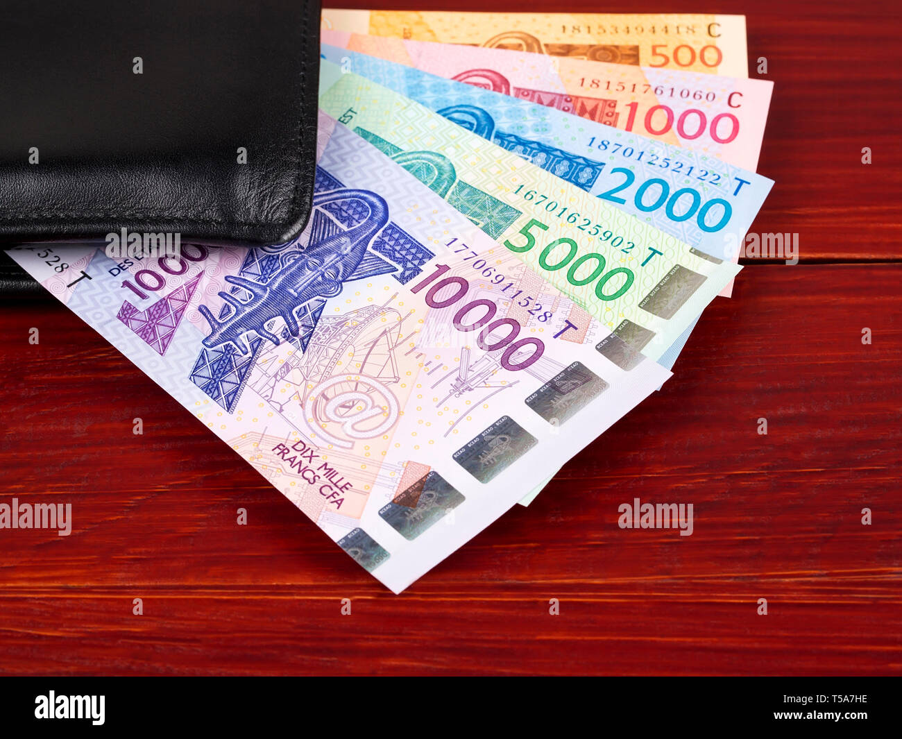 West African Geld in der schwarzen Mappe Stockfoto