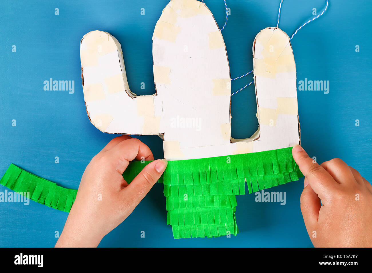 Diy Cinco de Mayo mexikanischen Pinata Kaktus aus Pappe und Krepppapier  ihre eigenen Hnde auf blauem Hintergrund. Geschenk Idee, Dekor, spiel  Cinco de Mayo. Schritt Stockfotografie - Alamy