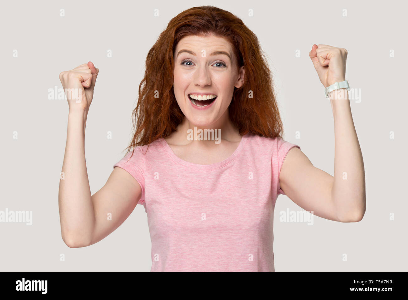 Aufgeregt, rothaarige Mädchen fühlen sich euphorisch über Erfolg Stockfoto