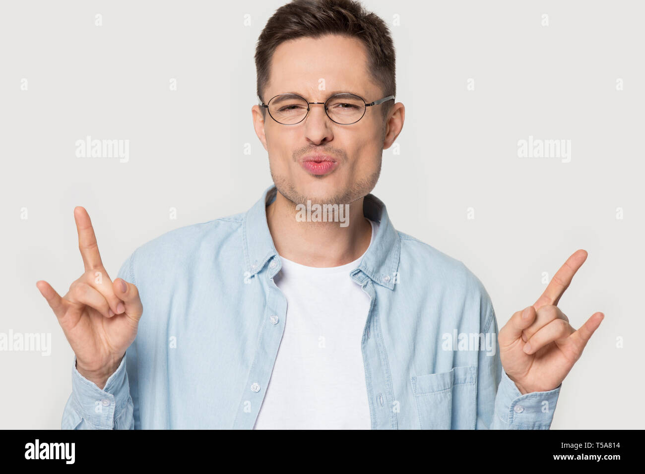 Kaukasische Mann in Gläser zeigen cooler Rock Geste Stockfoto