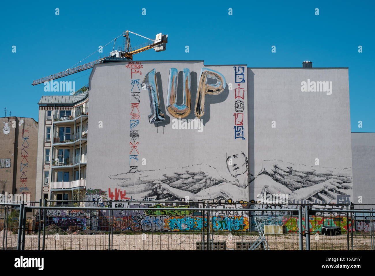Berlin, Deutschland - April 2019: eine Fassade mit verschiedenen Graffiti und Streetart Kunstwerke in Berlin Stockfoto
