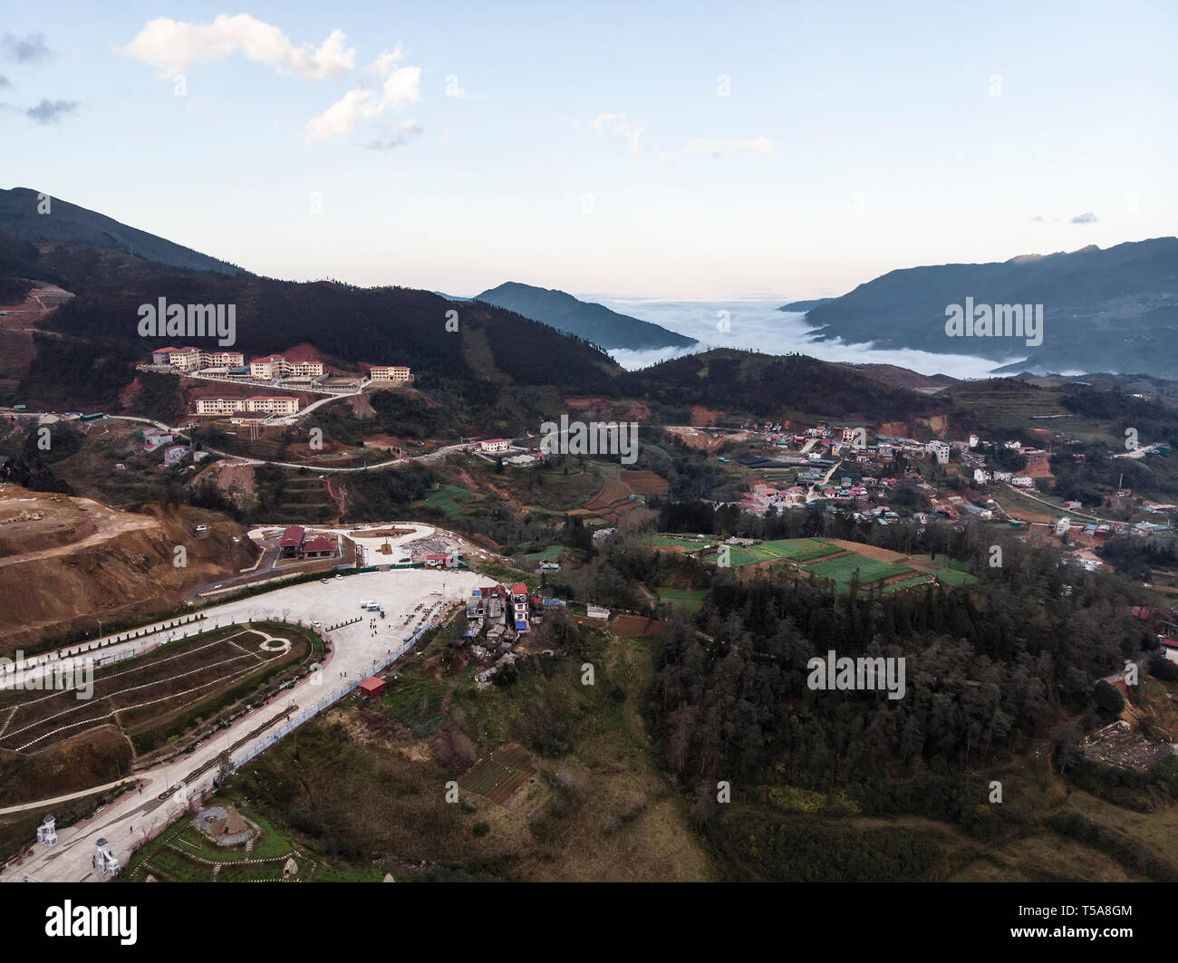 Blick von oben auf die Seilbahn um Fansipan Berg. Touristische Anlage am Fuße des Berges in der Nähe von Sapa, Vietnam Stockfoto