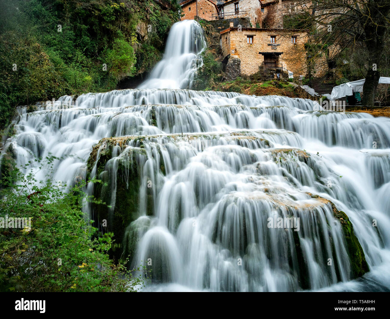 Orbaneja del Castillo Wasserfall vertikale Ansicht Stockfoto