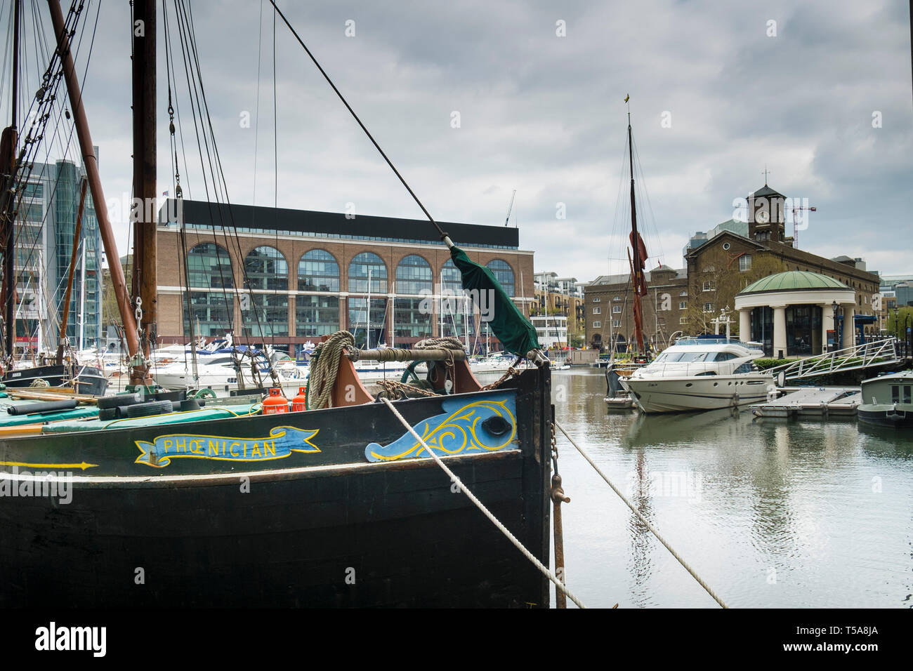 Die Sailing Barge SB Phönizischen günstig in St. Katherine Docks St Katherines Dock Wapping, London. Stockfoto