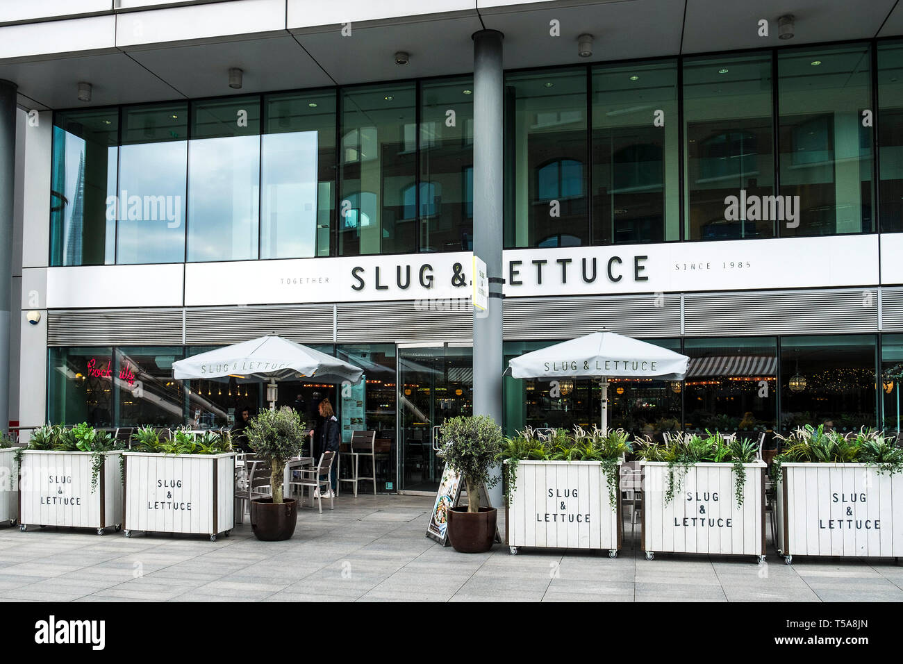 Das Äußere der Slug and Lettuce im St Katherines St. Katherine Docks in Wapping, London. Stockfoto