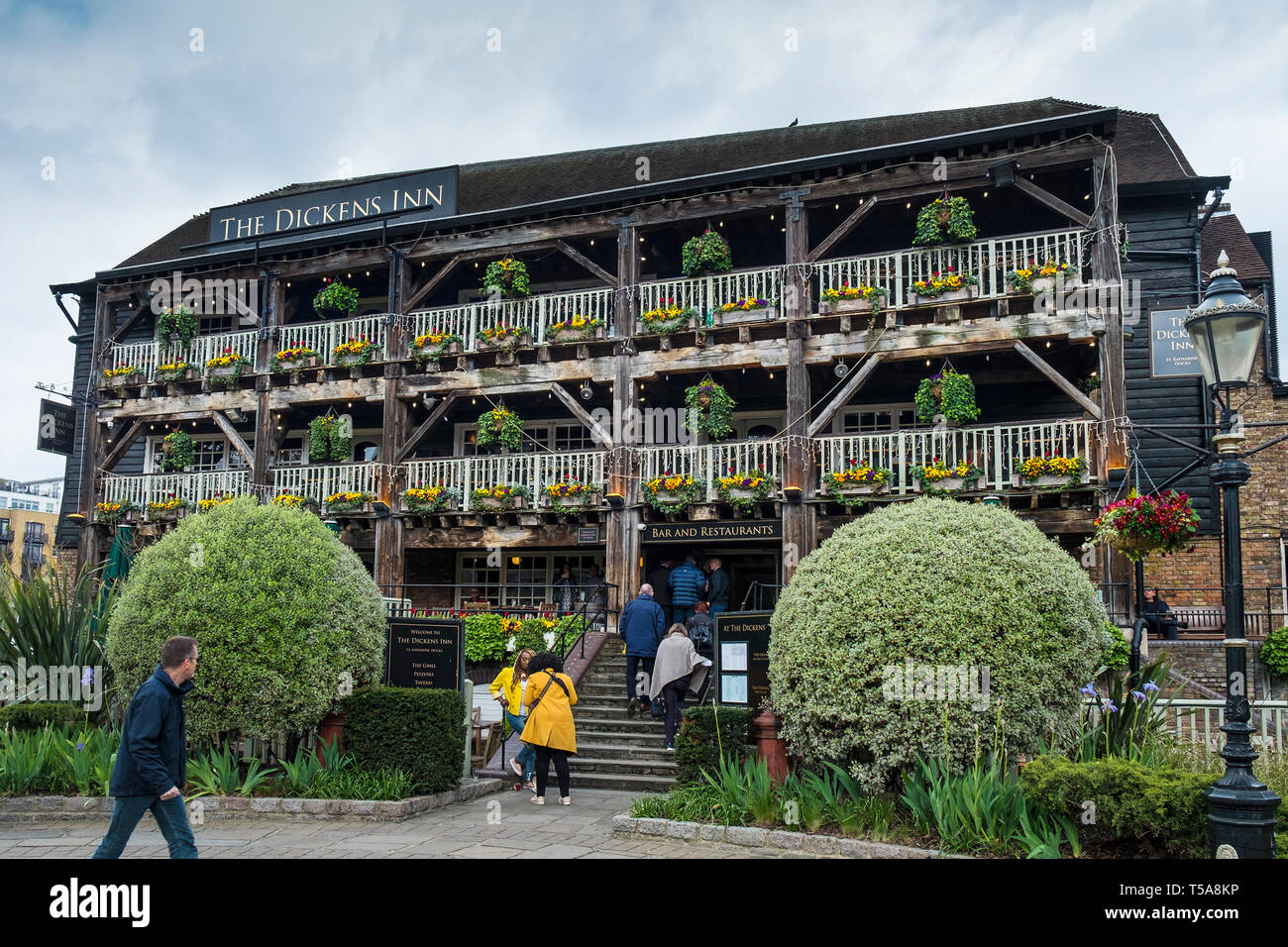 Die Dickens Inn in St. Katherine Docks St Katherines Dock Wapping, London. Stockfoto