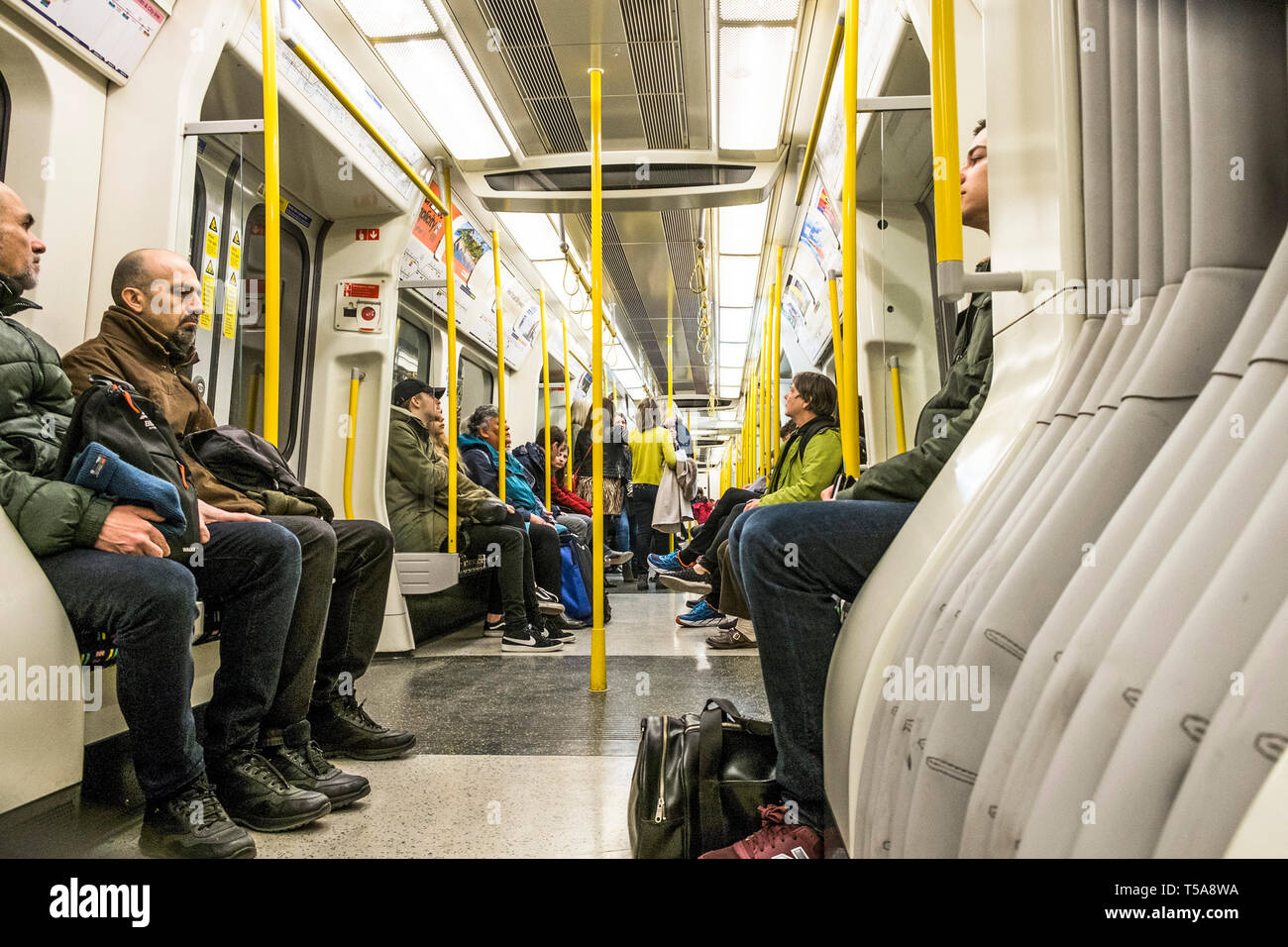 Passagiere in einem Schlitten auf einer Londoner U-Bahn sitzen. Stockfoto