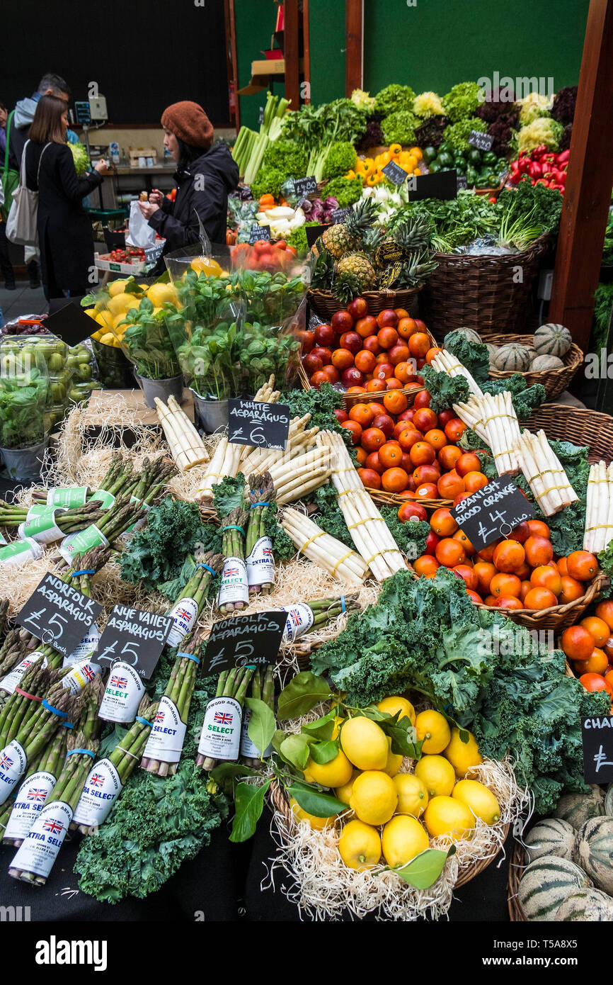 Frisches Obst und Gemüse zum Verkauf in Borough Market in London. Stockfoto