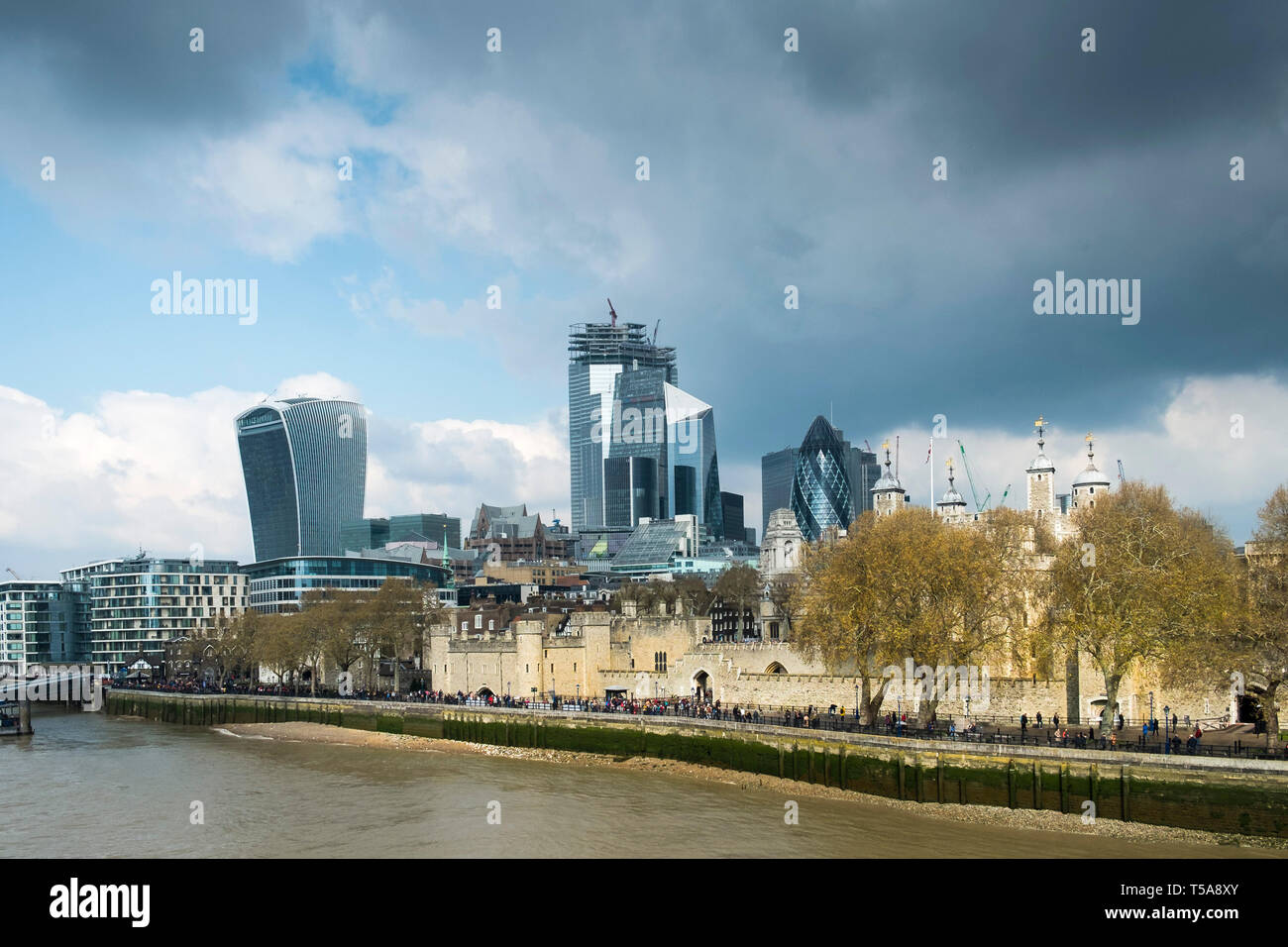 Der Tower von London und ikonischen hohen Bürogebäuden im Hintergrund. Stockfoto
