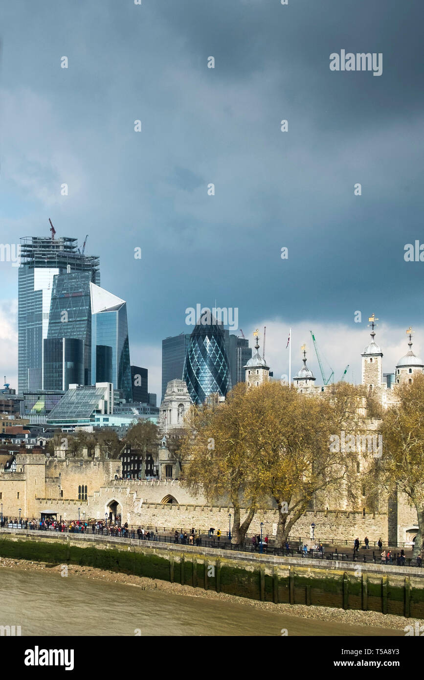 Der Tower von London und ikonischen hohen Bürogebäuden im Hintergrund. Stockfoto