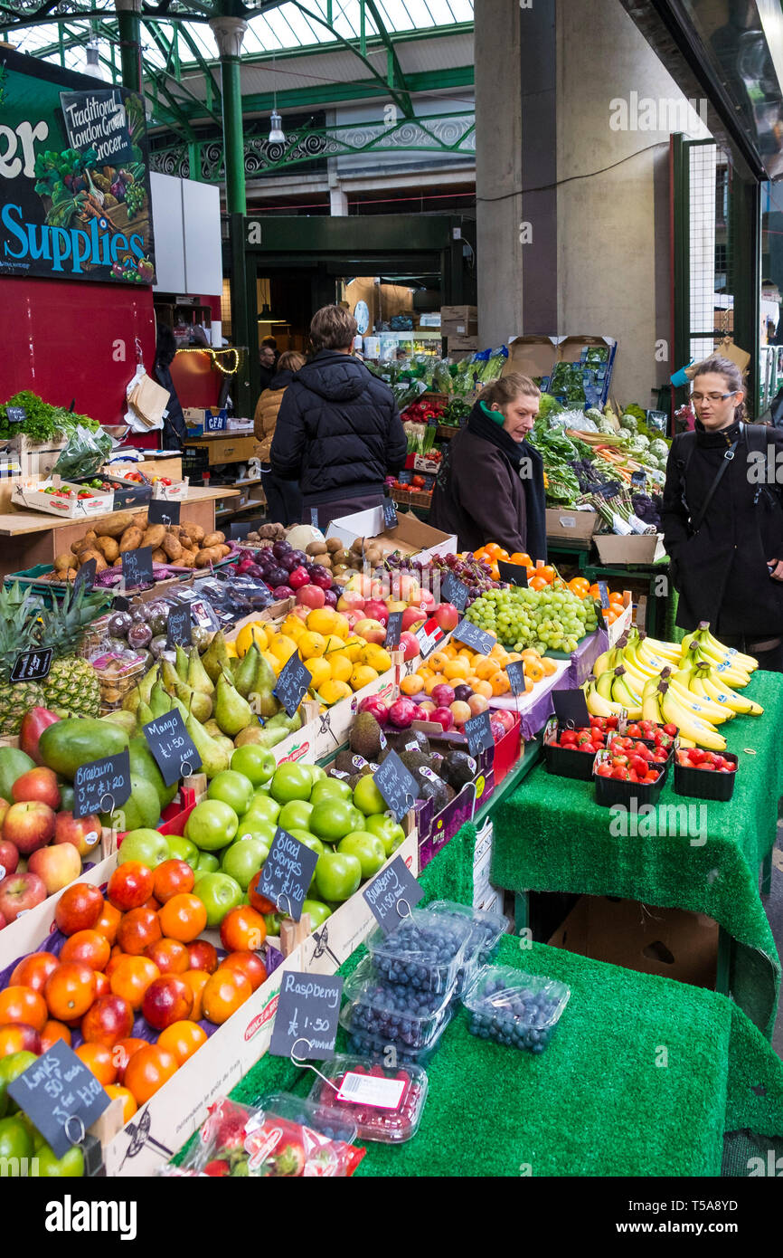 Frisches Obst und Gemüse zum Verkauf in Borough Market in London. Stockfoto