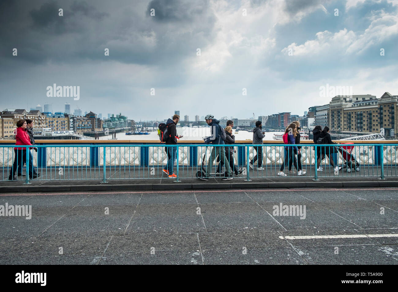 Fußgänger zu Fuß über die Tower Bridge in London. Stockfoto