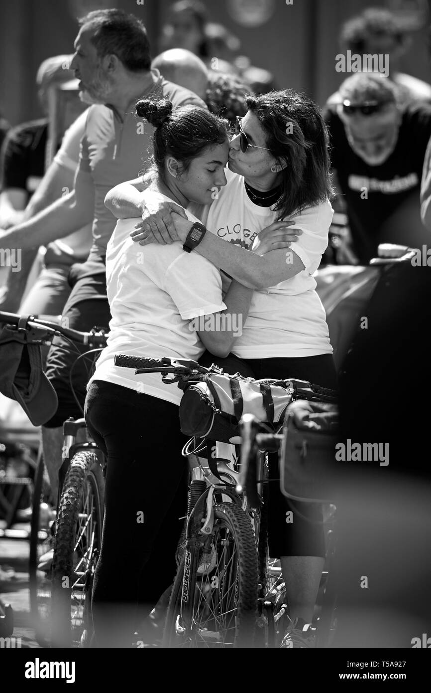Italienische Mutter Umarmungen und Küsse ihre Tochter am Freitag für künftige Protest (Schule Streik für Klima, Greta Thunberg) - Rom, Italien, 19. April 2019 Stockfoto