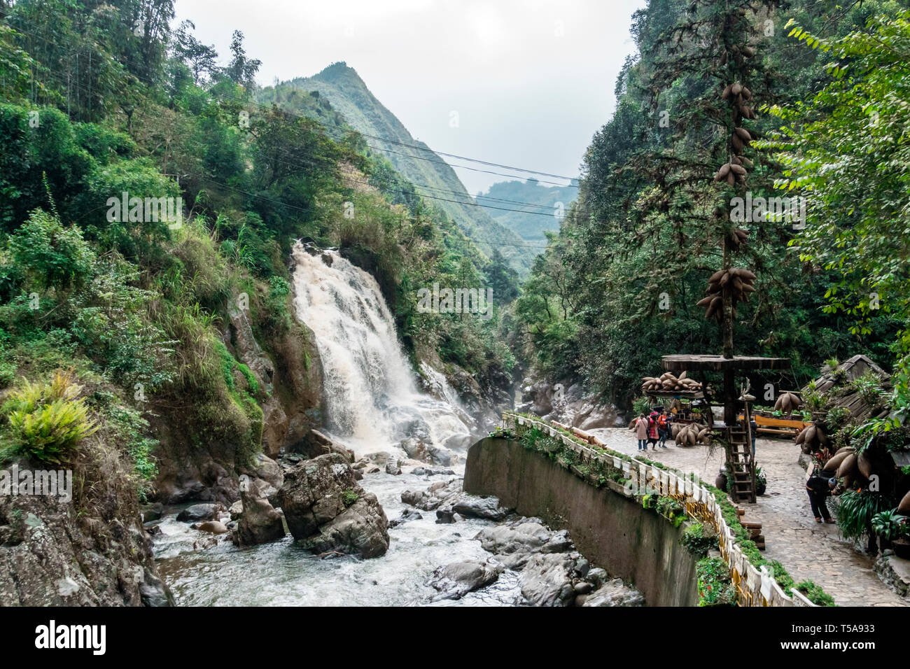 Cat Cat, Vietnam - 11 Januar 2019: grosser Wasserfall in der Regenzeit das Dorf Cat Cat Helligkeit Sapa, Vietnam. Stockfoto