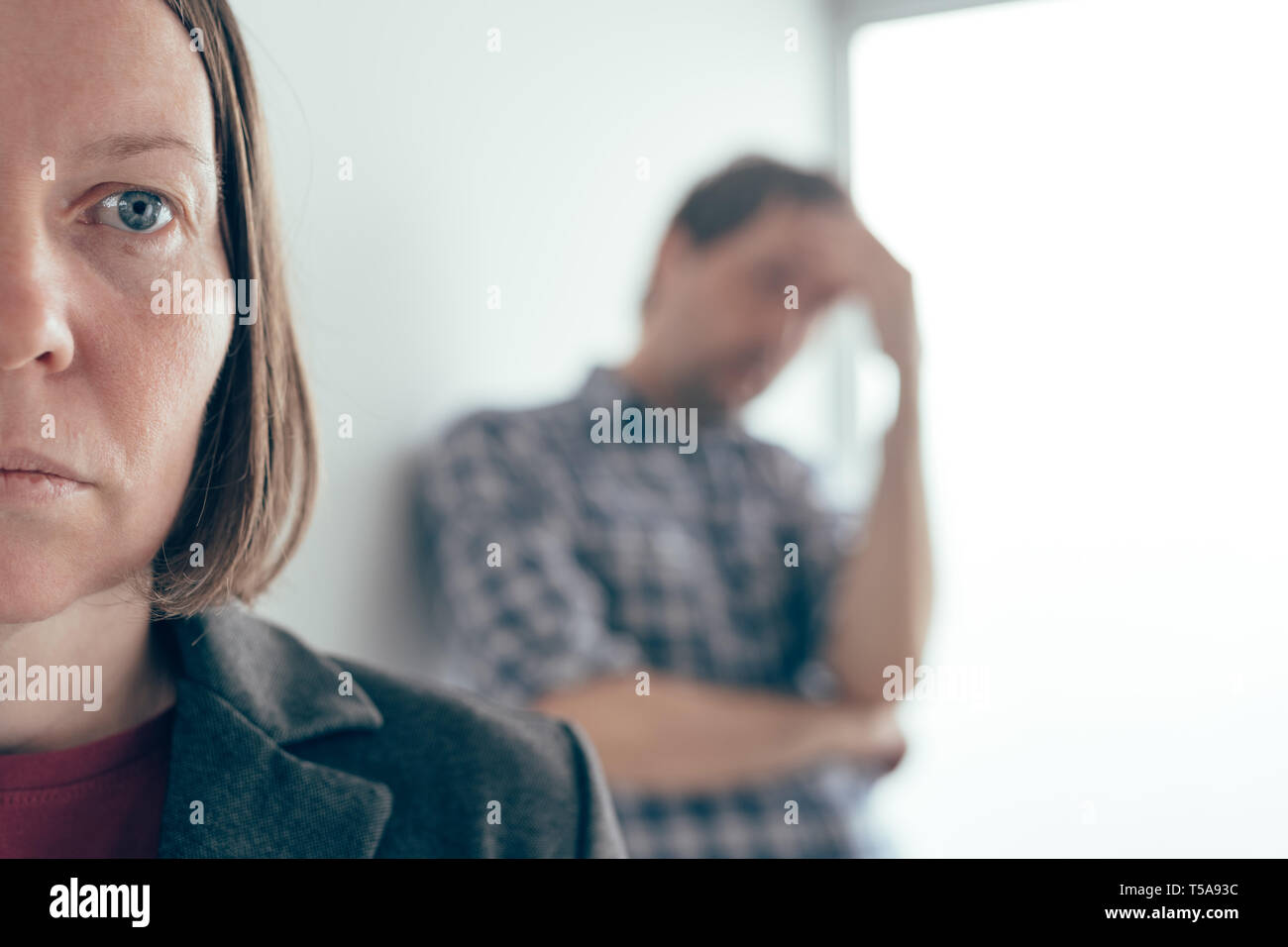 Mann und Frau streiten, Mann zu Frau in der inländischen Debatte Konzept schreien Stockfoto