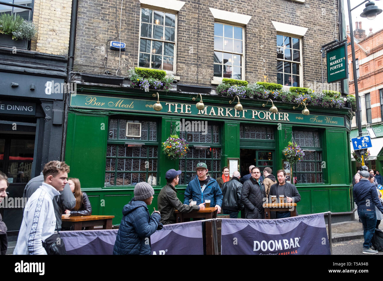 Kunden trinken außerhalb des Marktes Porter Public House in Borough Market in London. Stockfoto