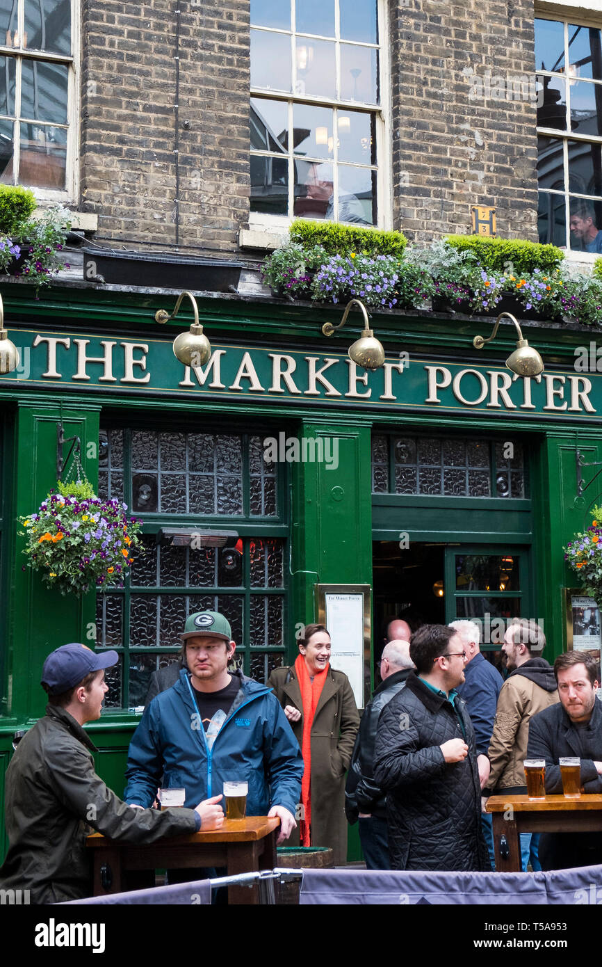 Kunden trinken außerhalb des Marktes Porter Public House in Borough Market in London. Stockfoto