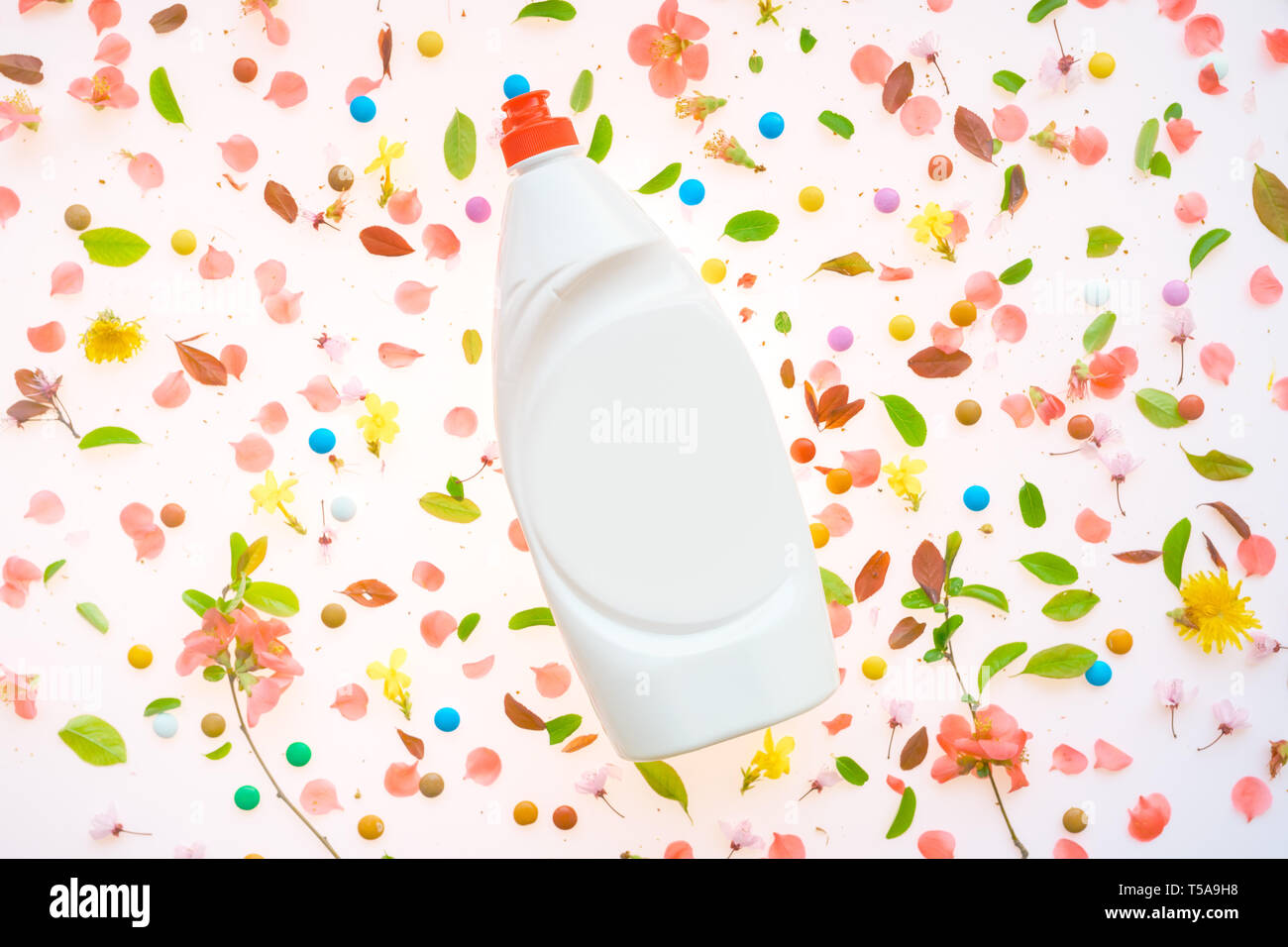 Flüssigem Geschirrspülmittel Flasche mock up mit Frühling Blumenschmuck Stockfoto