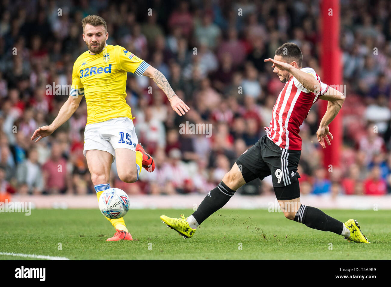 BRENTFORD, ENGLAND - 22. April: Neal Maupay von Brentford zählenden Ziel während der Sky Bet Championship Match zwischen Brentford und Leeds United bei Griffin Park am 22. April 2019 in Brentford, England. (Foto von Sebastian Frej/MB Medien) Stockfoto