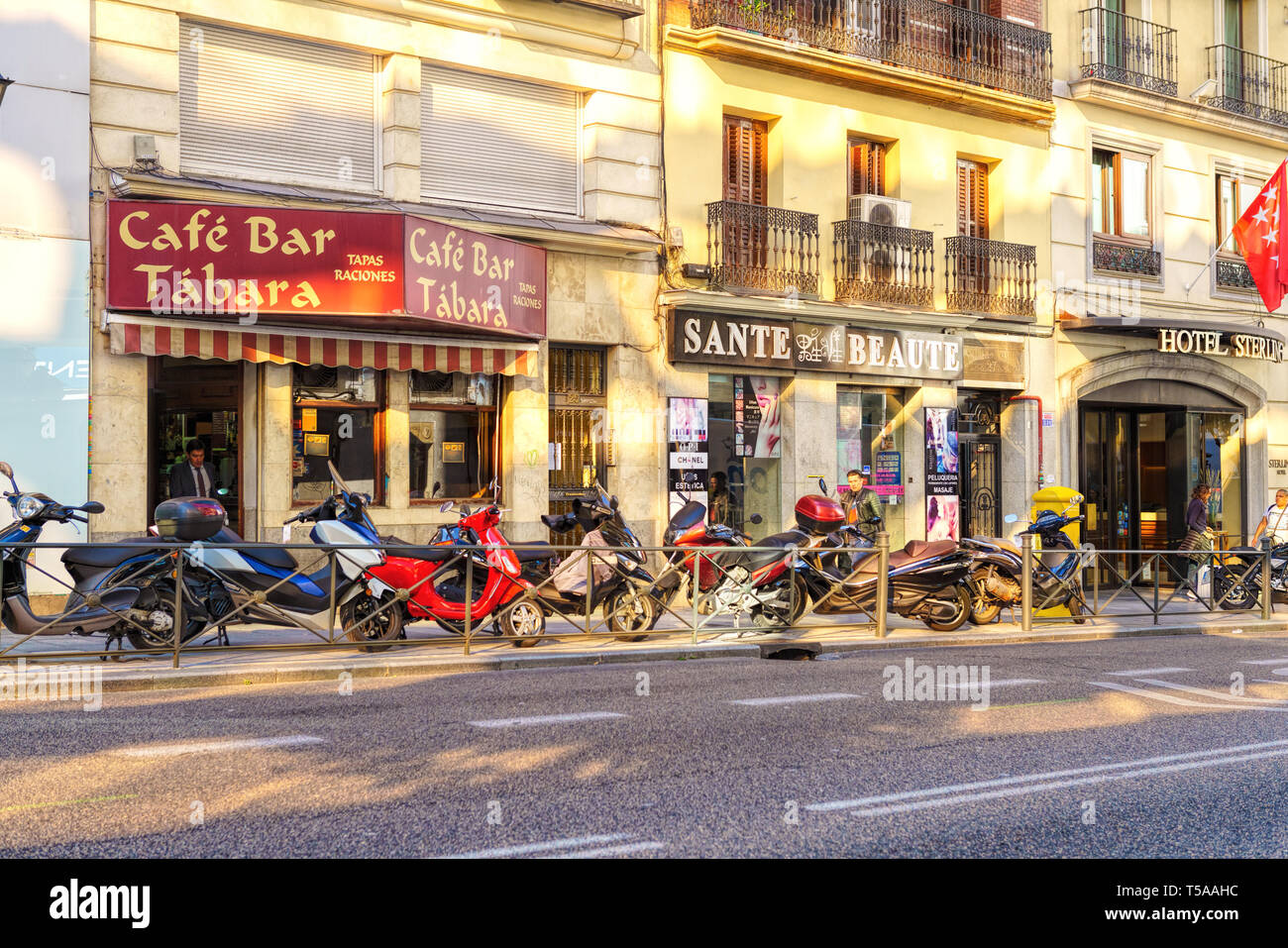 Straßenszene in Malasana Viertel in Madrid. Malasana ist eines der angesagtesten Viertel in Madrid. Stockfoto