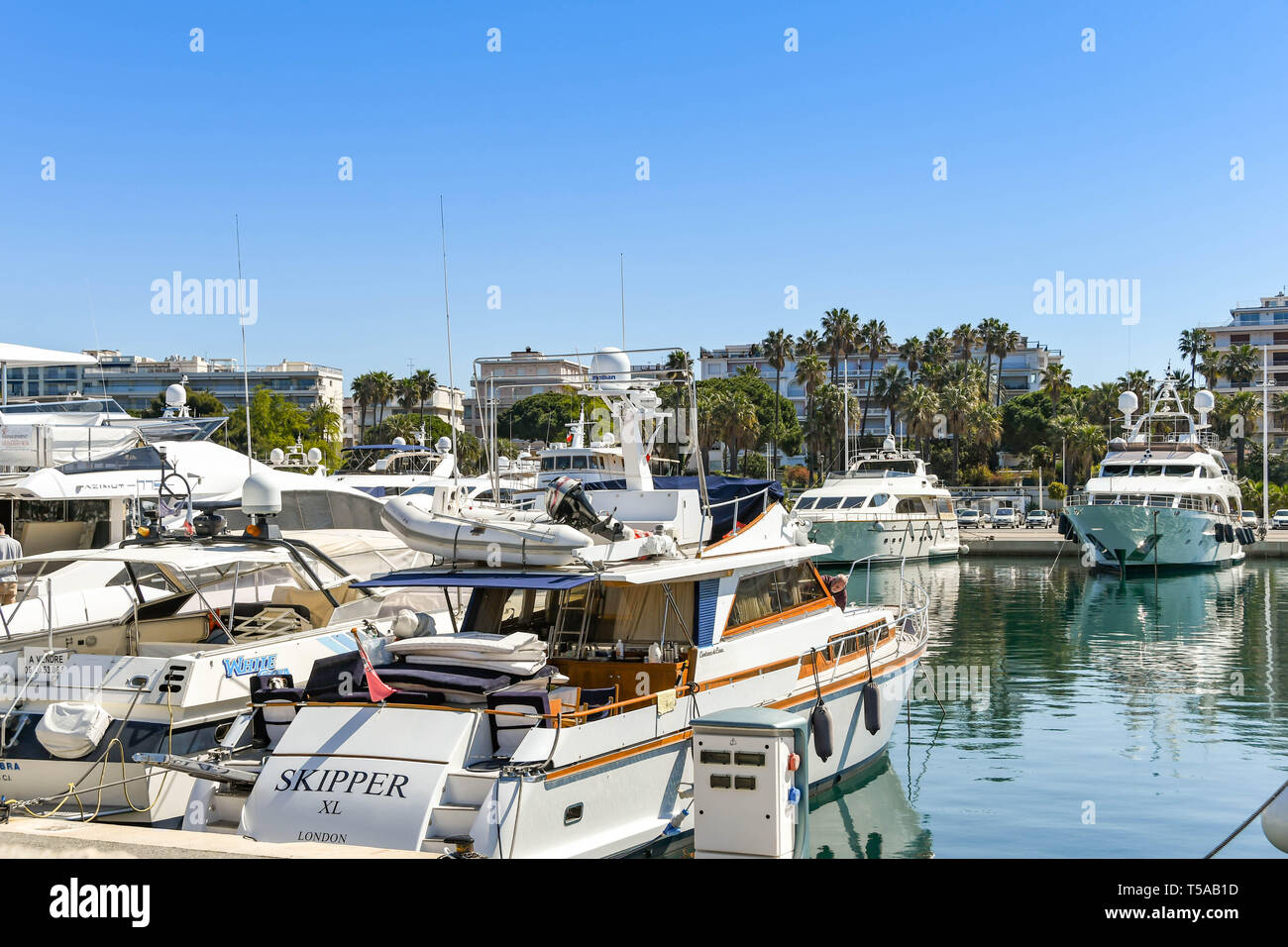 CANNES, Frankreich - April 2019: Boote im Hafen Pierre Canto Marina in Cannes Anker. Stockfoto