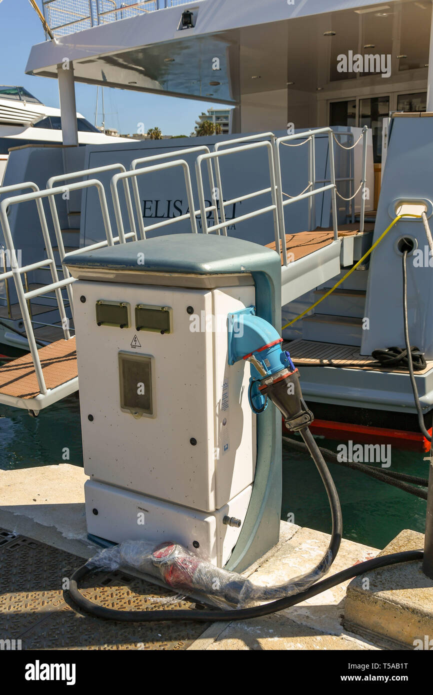 CANNES, Frankreich - April 2019: Nahaufnahme einer Verbindung für Boote Stromnetz elektrische Leistung, während im Hafen im Hafen Pierre Canto Marina haben Stockfoto