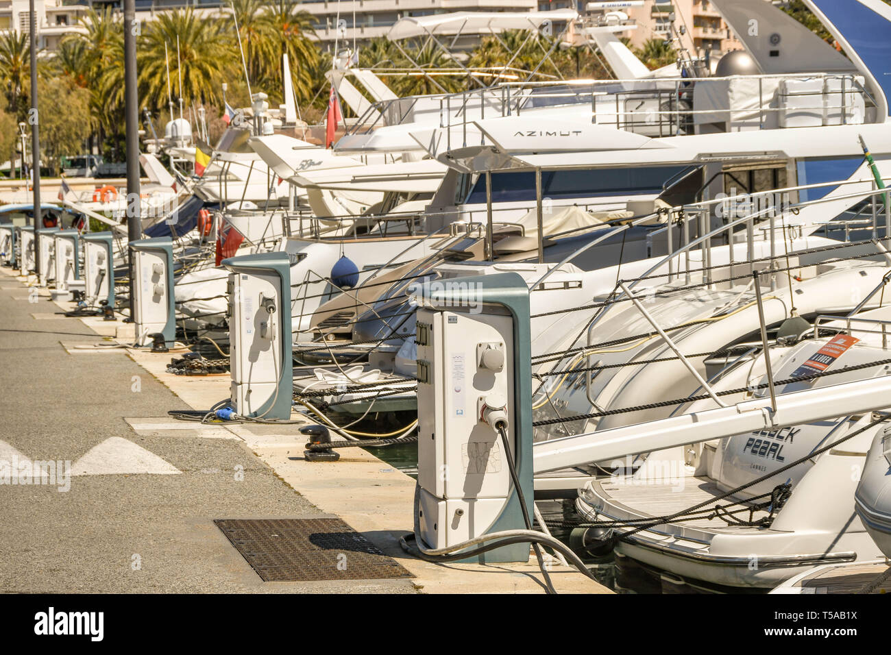 CANNES, Frankreich - April 2019: Anschluss für Boote Stromnetz Strom zu haben, während sie sich in einem Hafen Pierre Canto Marina in Cannes. Stockfoto