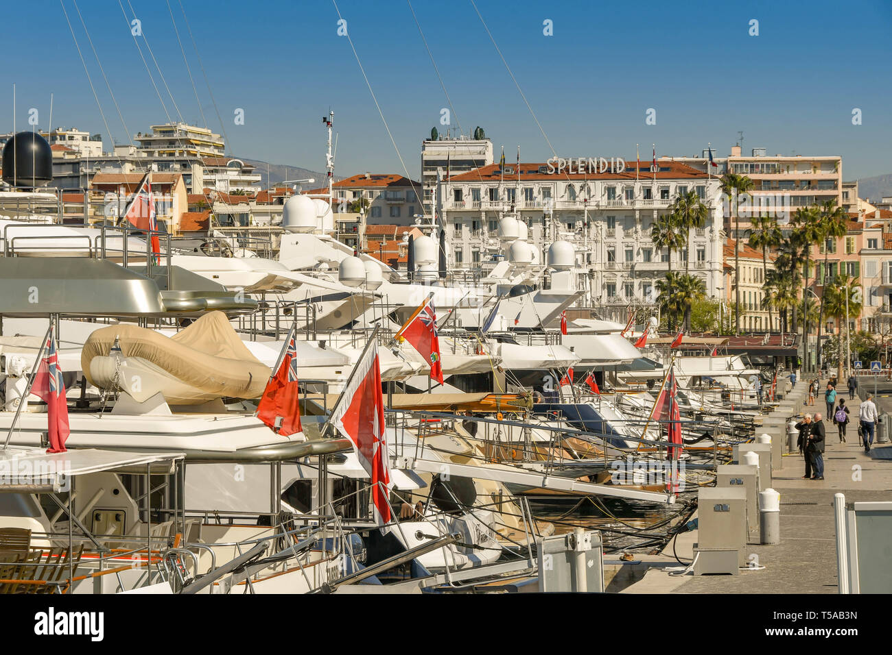 CANNES, Frankreich - April 2019: superyachten bis in den Hafen von Cannes gebunden. Stockfoto
