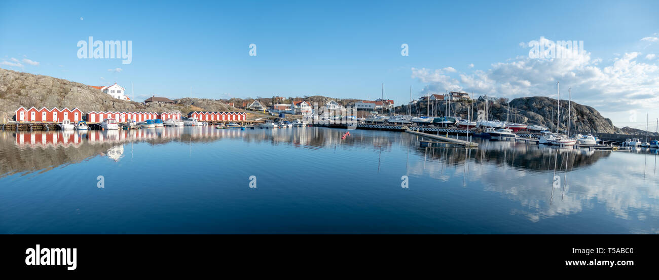 Göteborg, Sweden-April 16, 2019: Panorama der sandvik Gast Hafen auf styrso Insel in den Schären von Göteborg, mit Booten und Infrarotkabine visibl Stockfoto