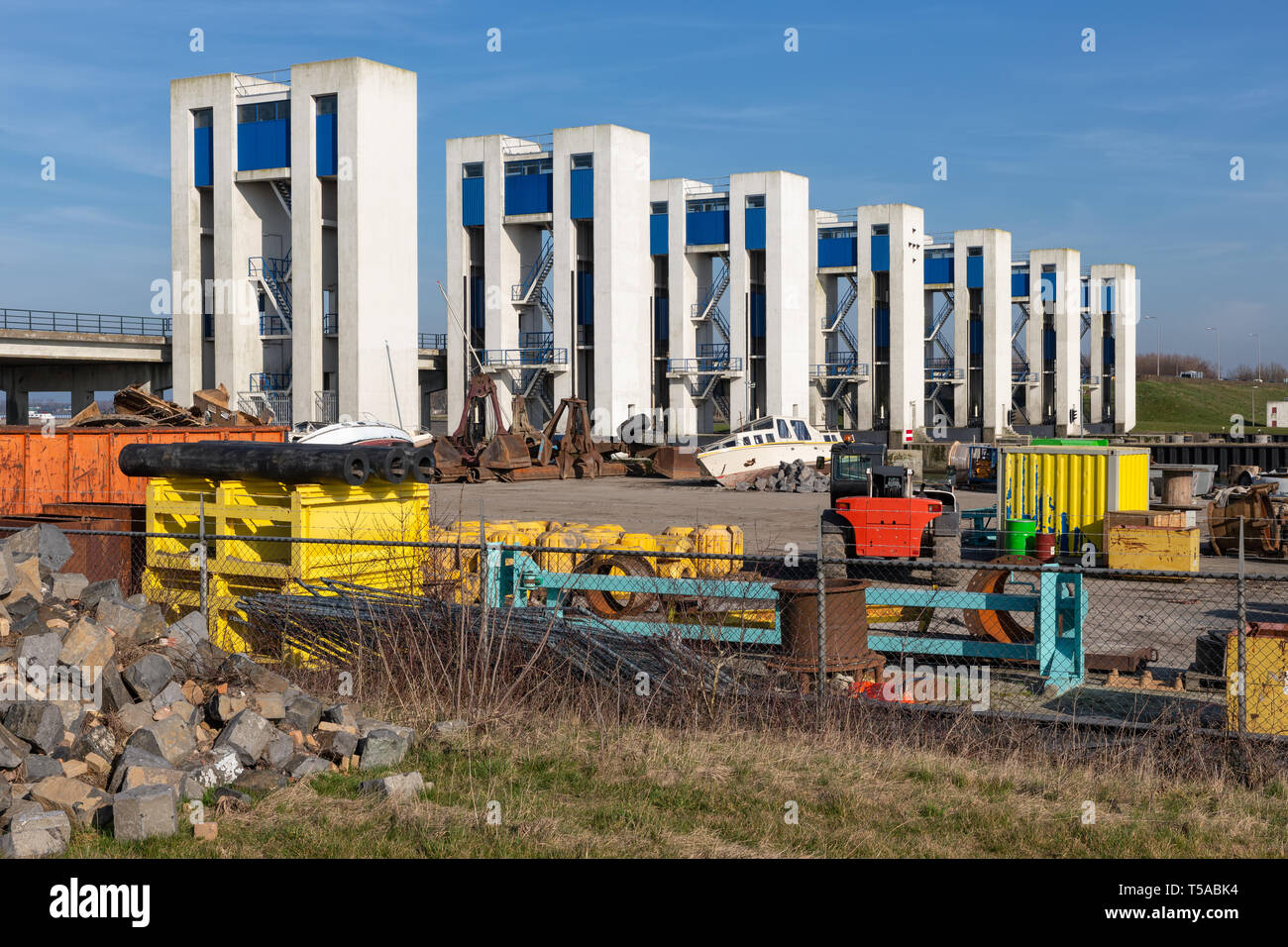 Durch Schleusen in Houtribdijk und industriellen Storage Area in der Nähe von Lelystad Stockfoto