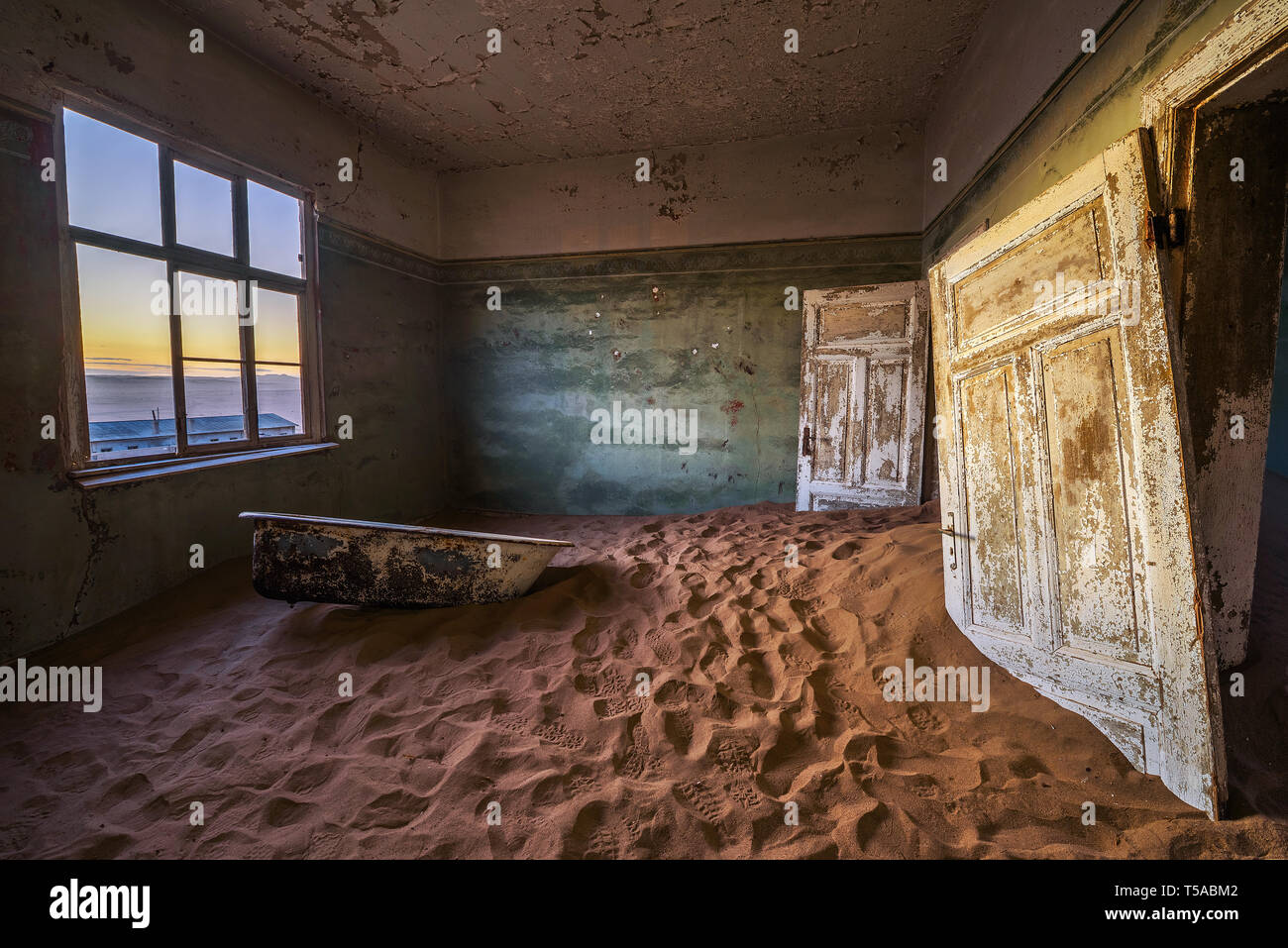 Ruinen der Bergbaustadt Kolmanskop, die in der Wüste Namib in der Nähe von Lüderitz in Namibia Stockfoto